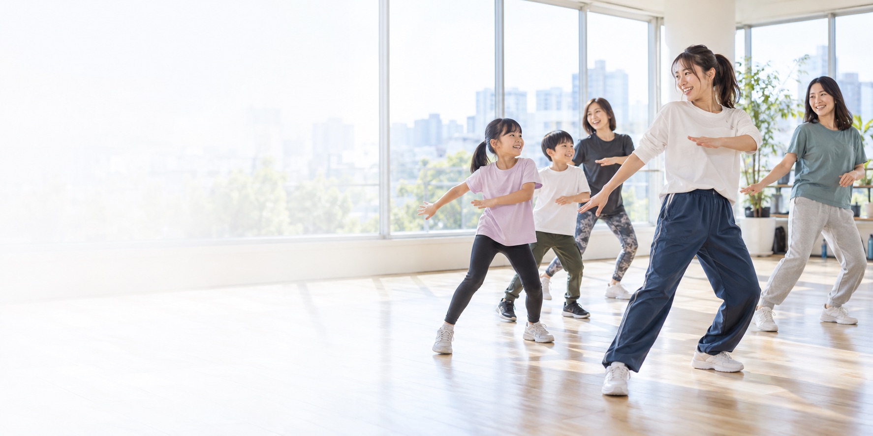明るいダンススタジオでレッスンを楽しむ人たちのイメージ